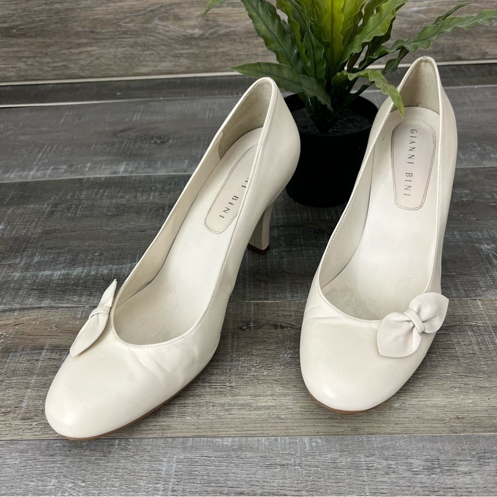 Gianni Bini Cream Pump Heels Decorative Side Bow Size 7.5 - Picture 6 of 12